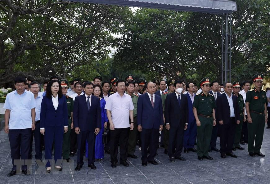 Chủ tịch nước Nguyễn Xuân Phúc dâng hương, hoa tưởng nhớ các Anh hùng liệt sỹ tại Nghĩa trang liệt sỹ Quốc gia A1. (Ảnh: Thống Nhất/TTXVN) Chủ tịch nước Nguyễn Xuân Phúc dâng hương, hoa tưởng nhớ các Anh hùng liệt sỹ tại Nghĩa trang liệt sỹ Quốc gia A1. (Ảnh: Thống Nhất/TTXVN)