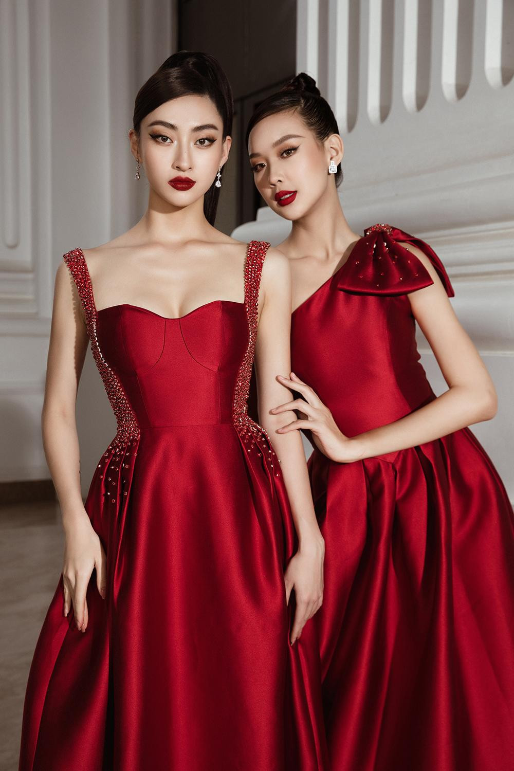 Cả hai khoe nhan sắc kiều diễm trong những bộ váy tông màu đỏ rực.