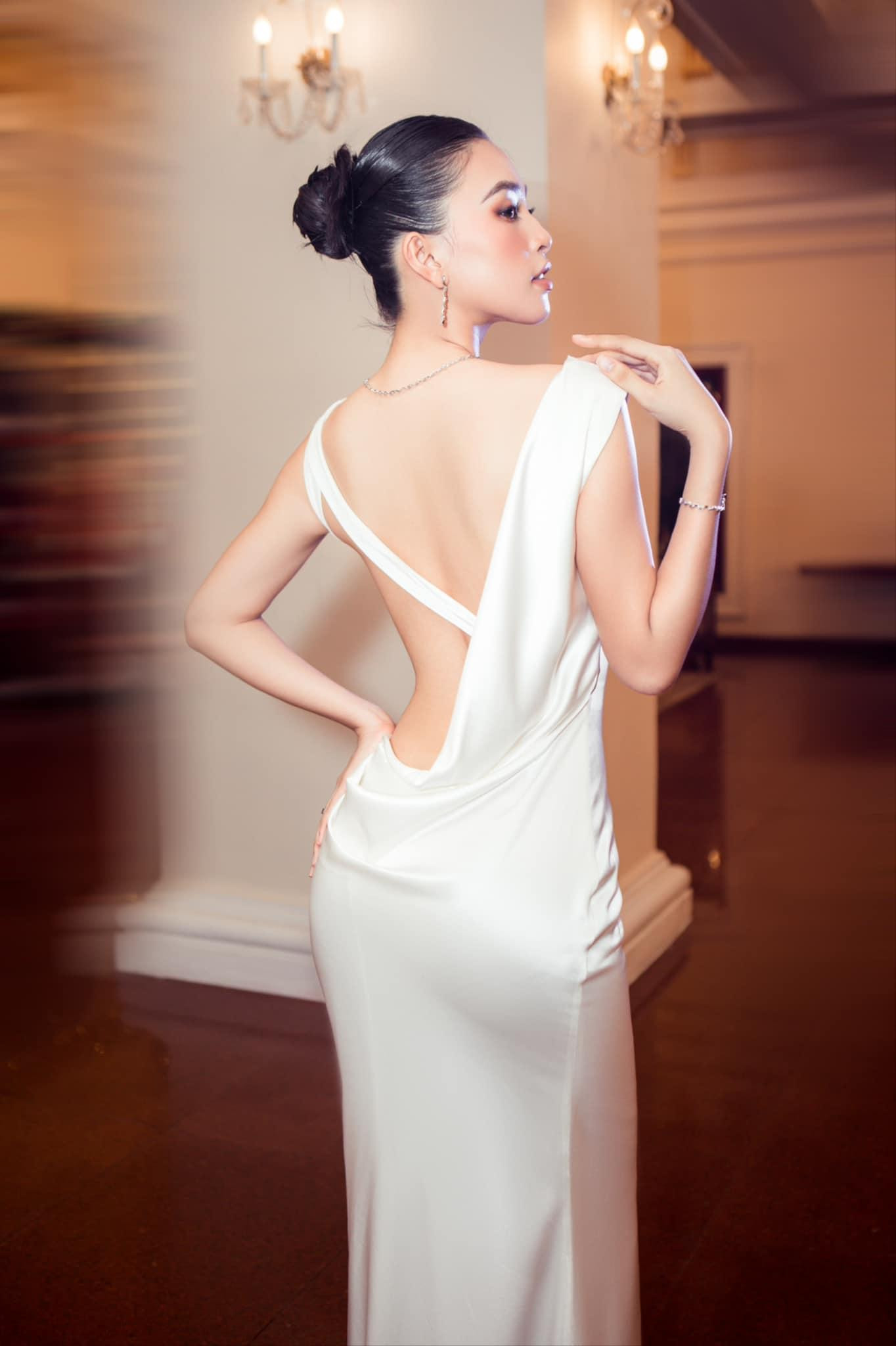 Những thiết kế khoe lưng trần tôn lên vẻ đẹp tựa 'nữ thần' của Tiểu Vy. Những thiết kế khoe lưng trần tôn lên vẻ đẹp tựa 'nữ thần' của Tiểu Vy.