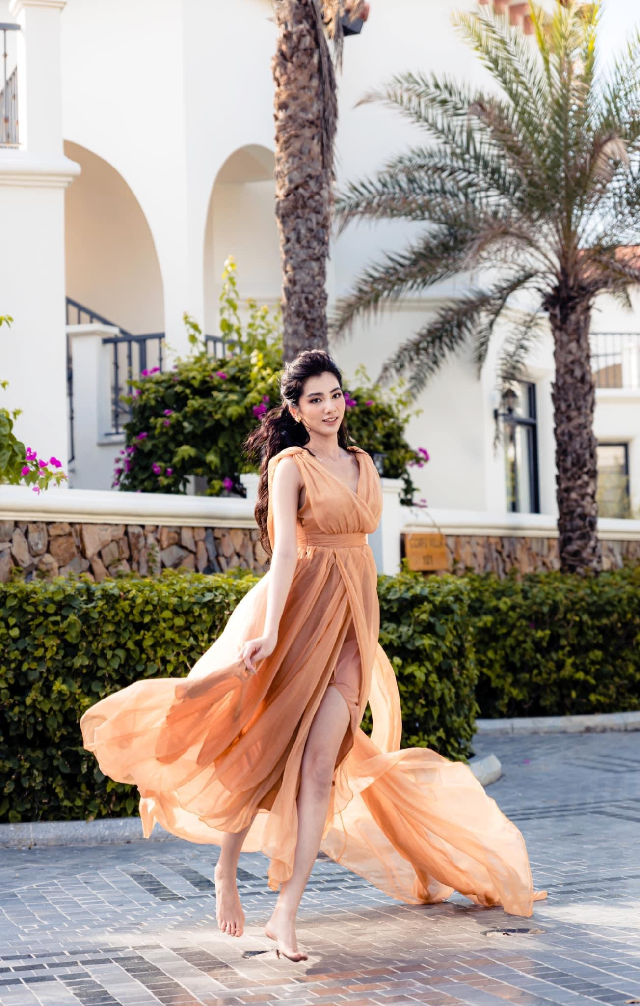 Người đẹp Cẩm Đan bay bổng, lãng mạn với bộ váy cam lộng lẫy. Người đẹp Cẩm Đan bay bổng, lãng mạn với bộ váy cam lộng lẫy.