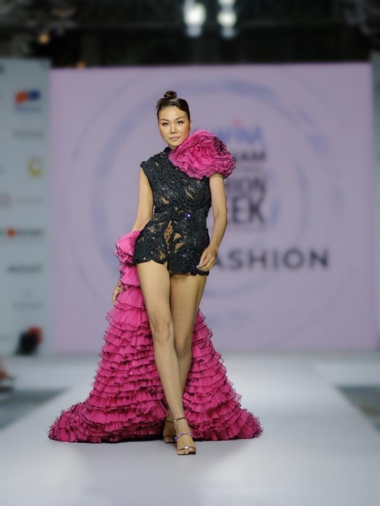 Mới đây khi xuất hiện tại một sự kiện, siêu mẫu - Hoa hậu Thanh Hằng khiến fans trầm trồ khi khoe đôi chân dài 1m12 trứ danh cùng những bước catwalk thần thái, điêu luyện.