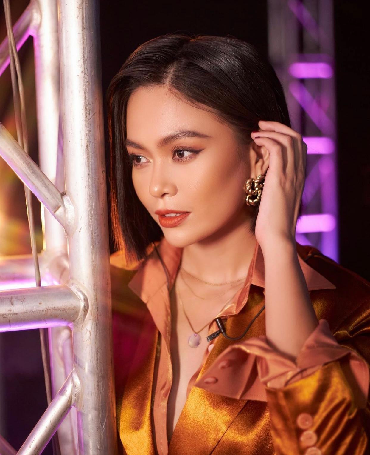 Á hậu Hoàn Vũ Việt Nam 2017 cá tính, trẻ trung với mái tóc ngắn ngang vai.