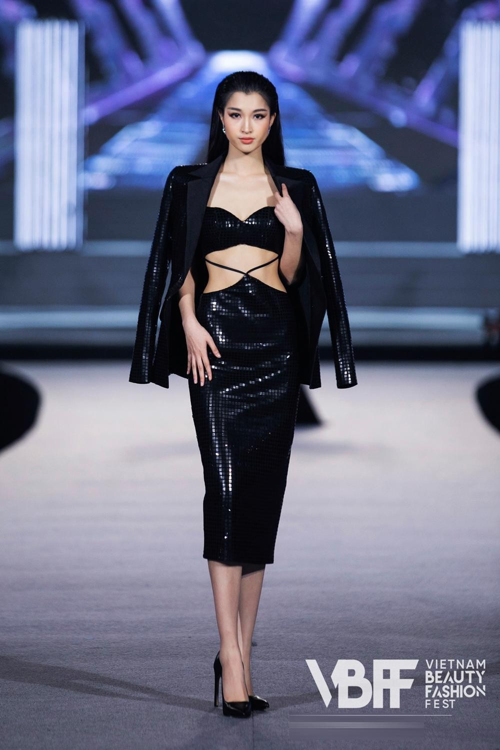 Lần thứ hai, Phương Nhi và Đỗ Thị Hà tiếp tục 'đụng váy' đó là khi cùng diện thiết kế cut-out cực kỳ táo bạo và gợi cảm tông màu đen. Phương Nhi từng diện thiết kế này trong sự kiện đêm thời trang của cuộc thi Miss World Vietnam 2022 ở Thái Nguyên.