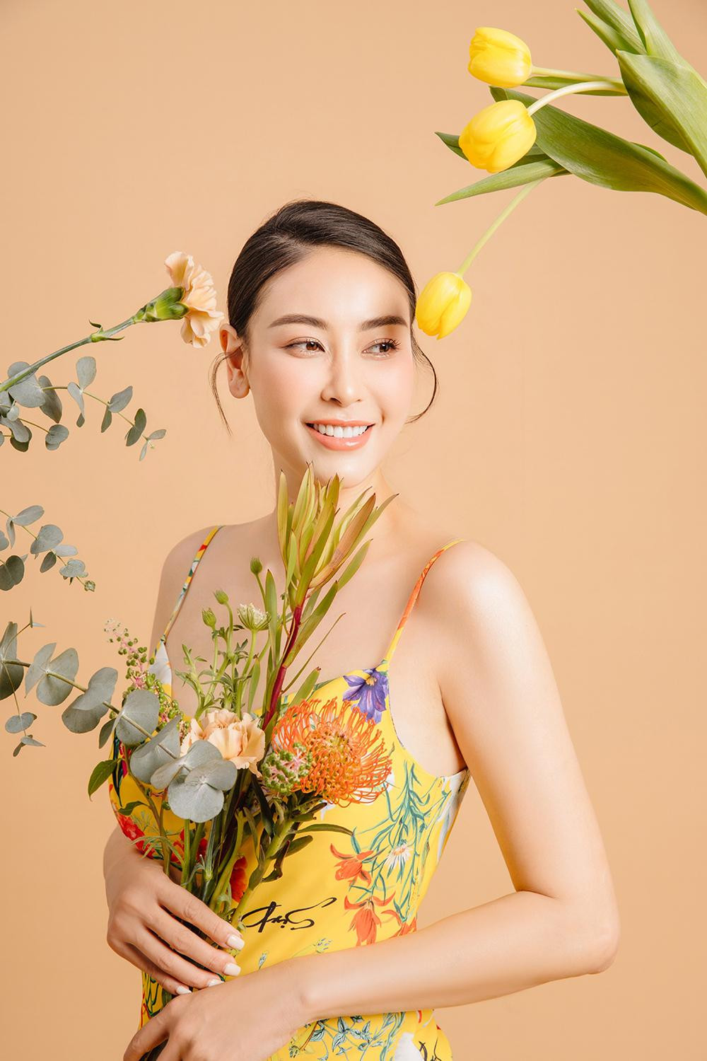 Nói về bí quyết duy trì nét thanh xuân đáng ngưỡng mộ Hà Kiều Anh chia sẻ: “Bên cạnh chế độ ăn uống hợp lý kết hợp tập thể dục đã được Kiều Anh chia sẻ khá nhiều trên các phương tiện truyền thông, báo đài thì Hà Kiều Anh còn chăm sóc da thường xuyên với các liệu trình phù hợp, sử dụng mặt nạ trước khi đi ngủ, sử dụng kem chống nắng khi ra ngoài, công việc của Hà Kiều Anh khá bận, đôi khi đi quay cả ngày ngoài trời nếu không có kem chống nắng thì công sức mình chăm sóc làn da coi như bị bỏ đi”.