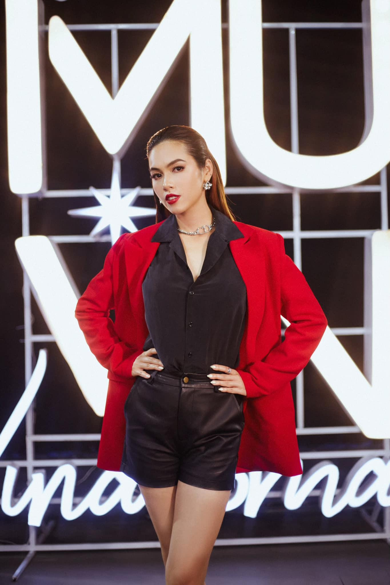 Á hậu Việt Nam 2010 khoe thần thái quyền lực, kiêu sa trên ghế giám khảo.