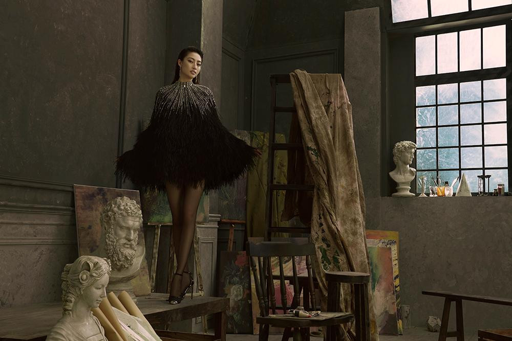 Hoa hậu Lương Thùy Linh khoe đôi chân dài 1m11 'trứ danh' trong thiết kế đính lông vũ ấn tượng.