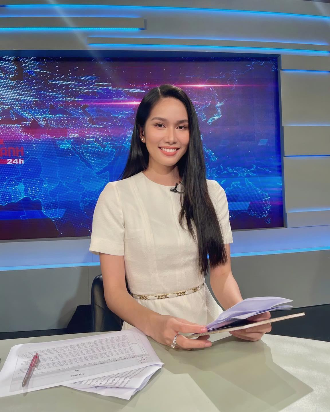 Á hậu Phương Anh thanh lịch và xinh đẹp trên trường quay của chương trình Toàn cảnh 24h.