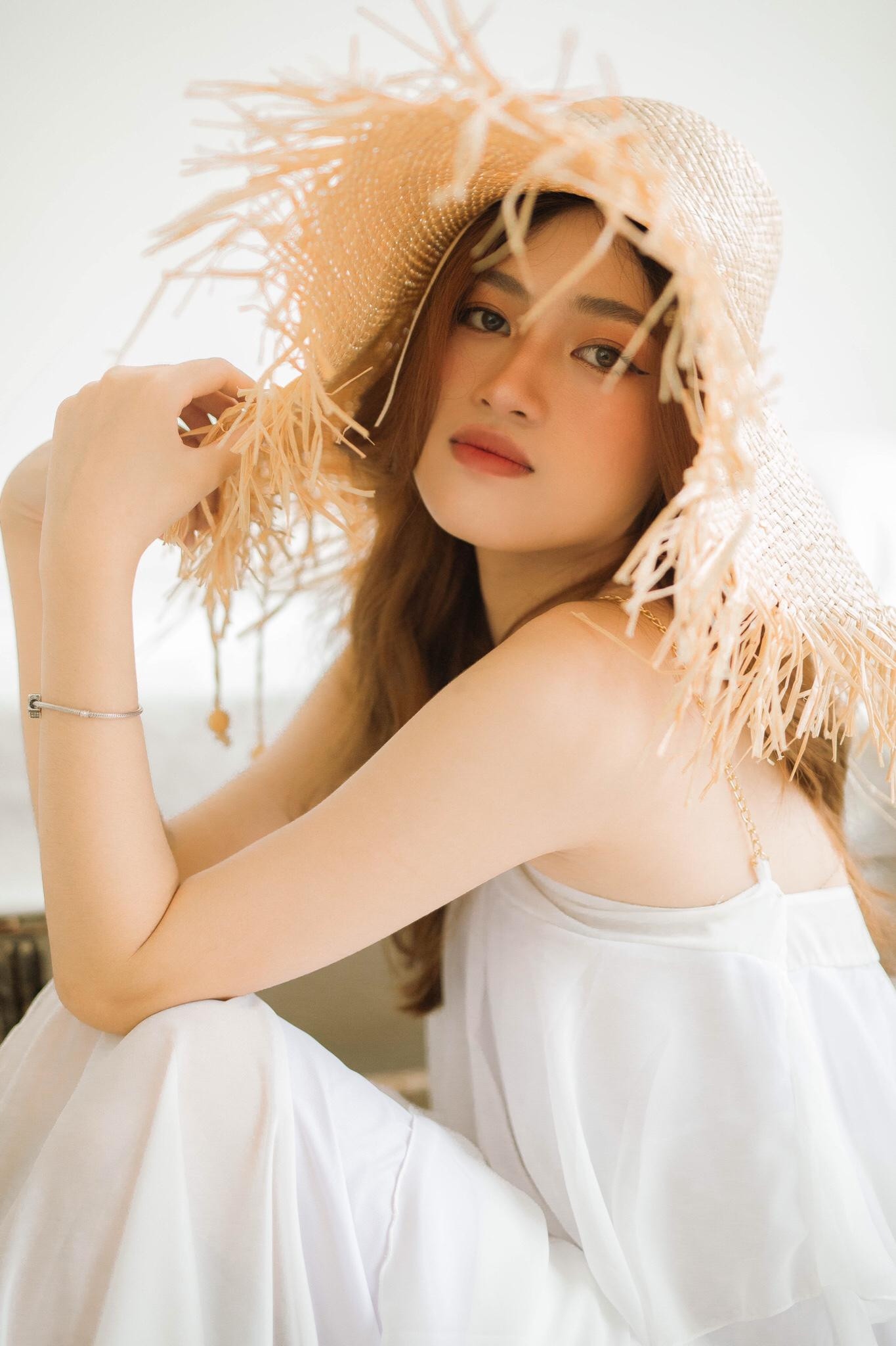 Ở nhiều góc ảnh, nhan sắc của Minh Thư khá giống với Hoa hậu Việt Nam 2020.