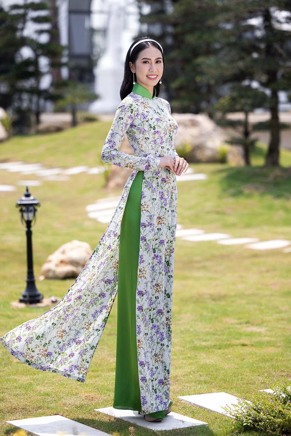 Những ngày vừa qua, cô nữ sinh ĐH Ngoại thương vẫn còn hơi trầm và rụt rè. Các fans hy vọng Đinh Thị Hoa sẽ bứt phá để tỏa sáng trong vòng chung kết sắp tới của Miss World Vietnam 2022 tại Quy Nhơn.