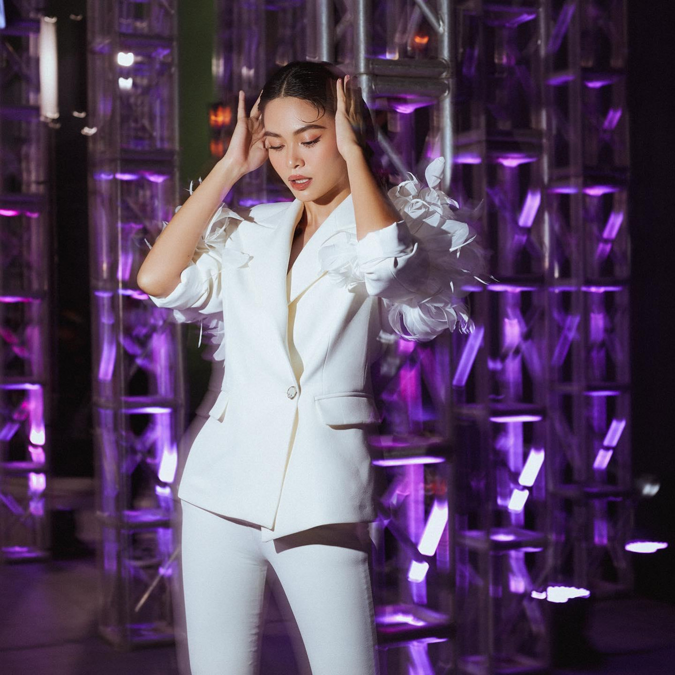 Á hậu Mâu Thủy cá tính, lộng lẫy với bộ suit trắng đính lông vũ lạ mắt.