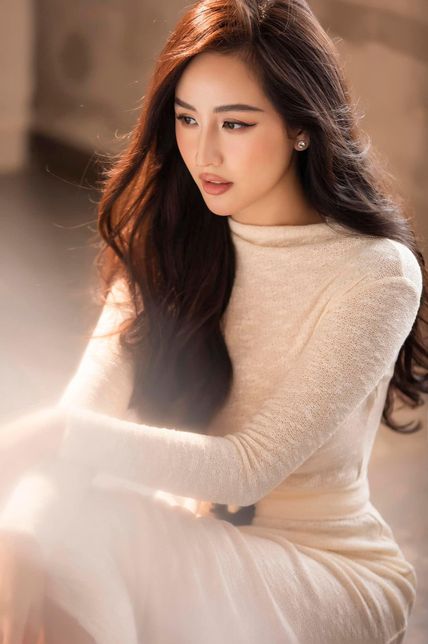 Hoa hậu Mai Phương Thuý diện trang phục kín đáo nhưng vẫn cuốn hút nhờ thần thái kiêu sa, quyến rũ.