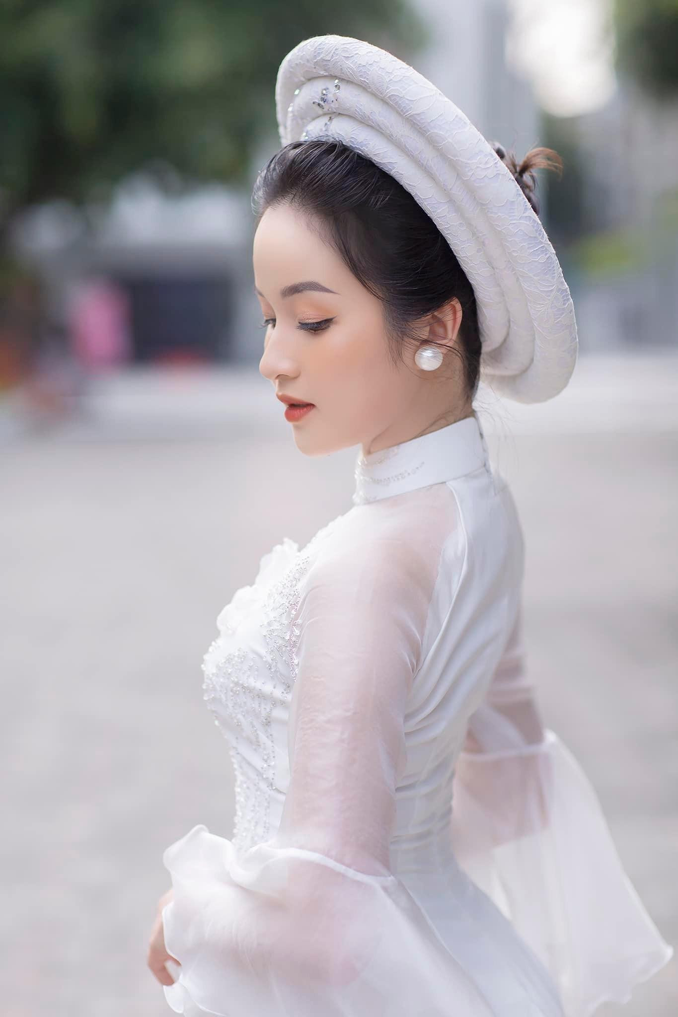 Dù chỉ đảm nhận nhân vật phụ “em gái mưa” trong phim nhưng cô nữ sinh năm 3 Đại học Ngoại thương đã để lại nhiều ấn tượng với khán giả bởi ngoại hình xinh xắn, dễ thương cùng lối diễn xuất tự nhiên.