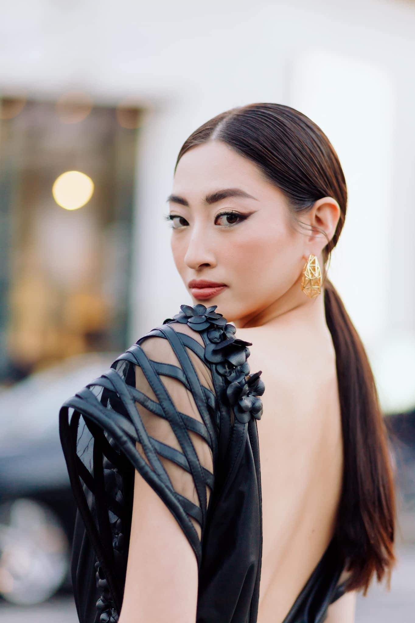Miss World Vietnam 2019 thu hút sự chú ý của các tay máy tác nghiệp tại Paris Fashion Week nhờ tấm lưng trần táo bạo, quyến rũ. Miss World Vietnam 2019 thu hút sự chú ý của các tay máy tác nghiệp tại Paris Fashion Week nhờ tấm lưng trần táo bạo, quyến rũ.
