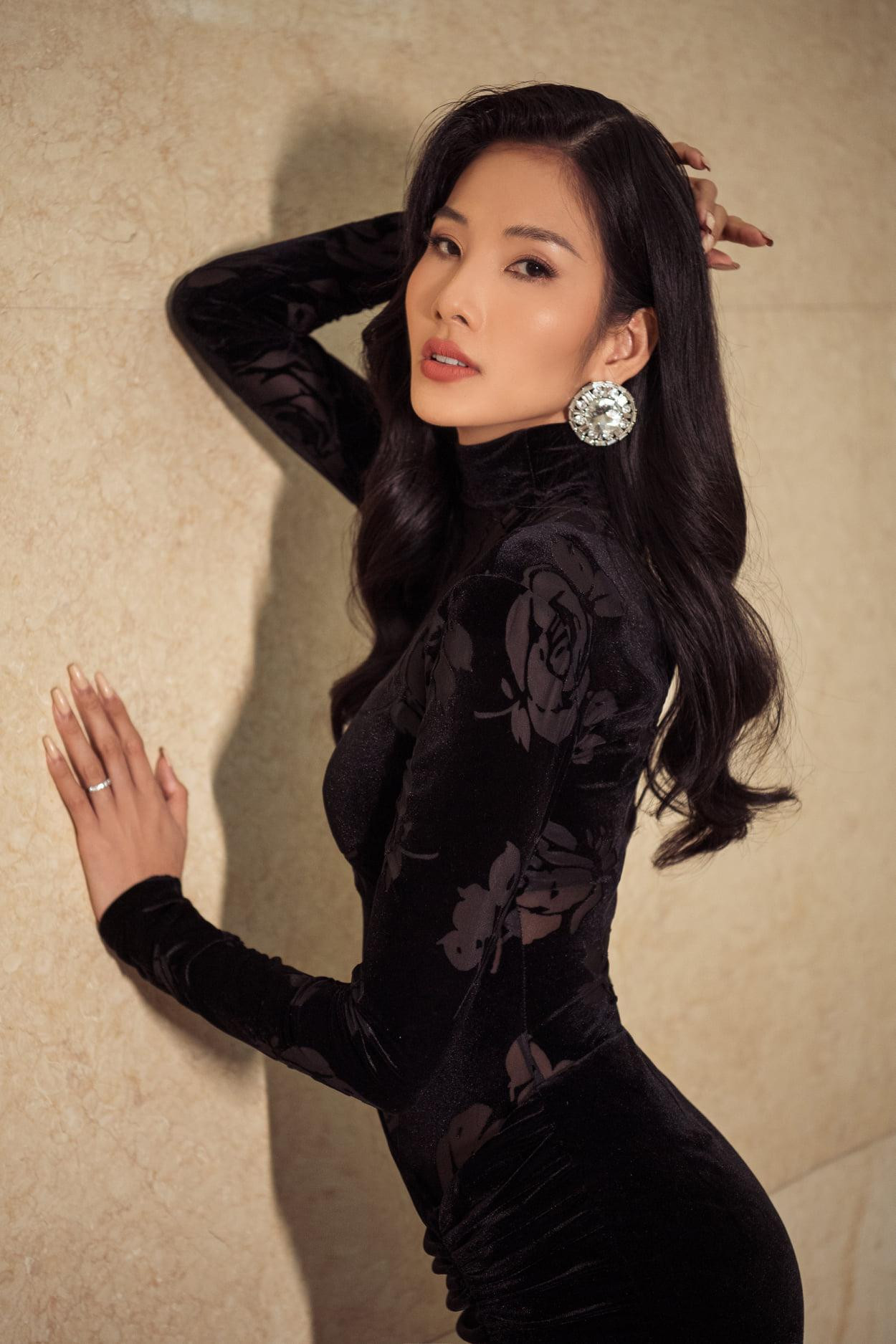 Có thể nói cả Hoàng Thùy, Khánh Vân và Phương Mai đều khoe được lợi thế hình thể nóng bỏng với bộ váy ấn tượng này!