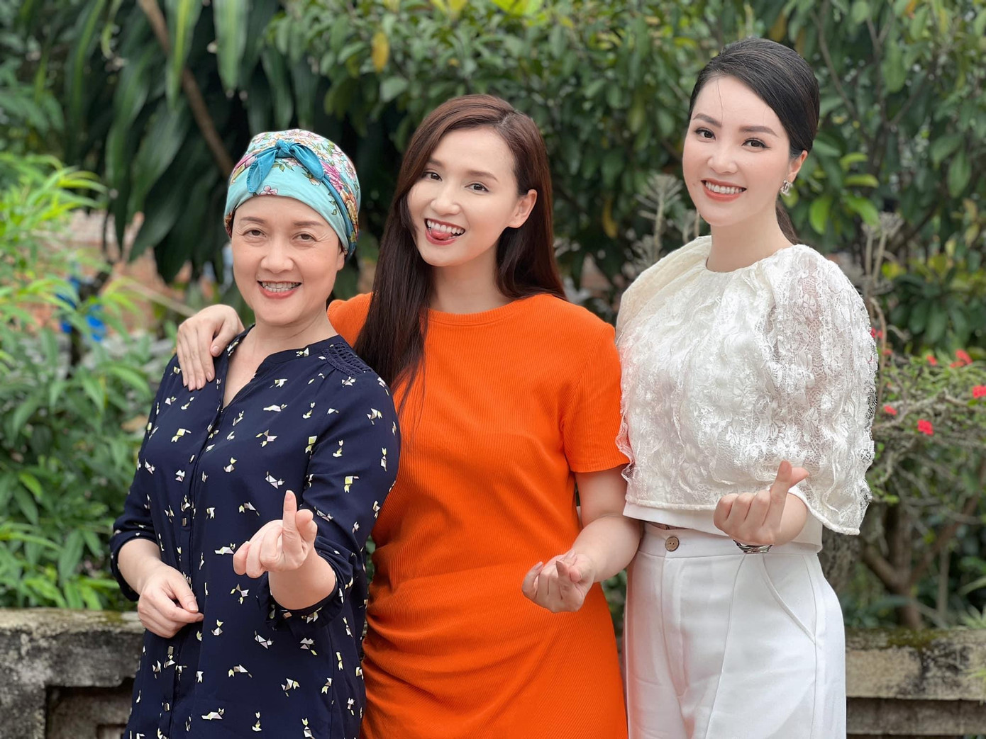 Á hậu Thuỵ Vân hội ngộ diễn viên Lã Thanh Huyền và Vân Dung trên trường quay. Á hậu Thuỵ Vân hội ngộ diễn viên Lã Thanh Huyền và Vân Dung trên trường quay.