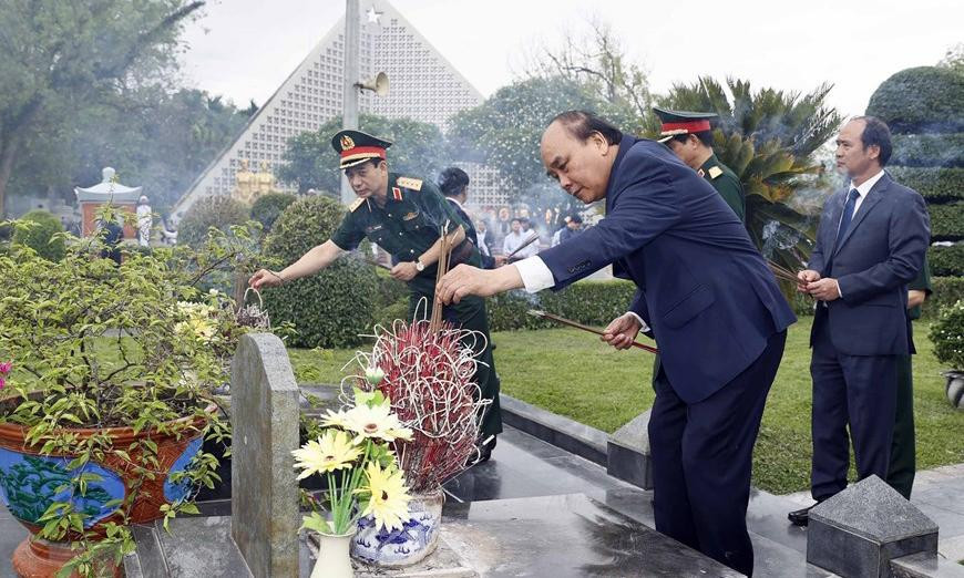 Chủ tịch nước Nguyễn Xuân Phúc dâng hương, hoa tưởng nhớ các Anh hùng liệt sỹ tại Nghĩa trang liệt sỹ Quốc gia A1. (Ảnh: Thống Nhất/TTXVN) Chủ tịch nước Nguyễn Xuân Phúc dâng hương, hoa tưởng nhớ các Anh hùng liệt sỹ tại Nghĩa trang liệt sỹ Quốc gia A1. (Ảnh: Thống Nhất/TTXVN)