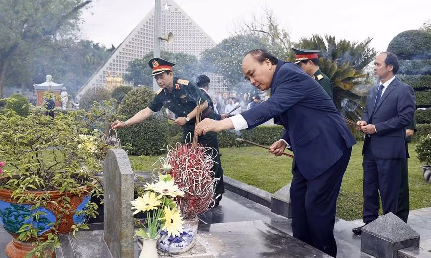 Chủ tịch nước Nguyễn Xuân Phúc dâng hương, hoa tưởng nhớ các Anh hùng liệt sỹ tại Nghĩa trang liệt sỹ Quốc gia A1. (Ảnh: Thống Nhất/TTXVN) Chủ tịch nước Nguyễn Xuân Phúc dâng hương, hoa tưởng nhớ các Anh hùng liệt sỹ tại Nghĩa trang liệt sỹ Quốc gia A1. (Ảnh: Thống Nhất/TTXVN)