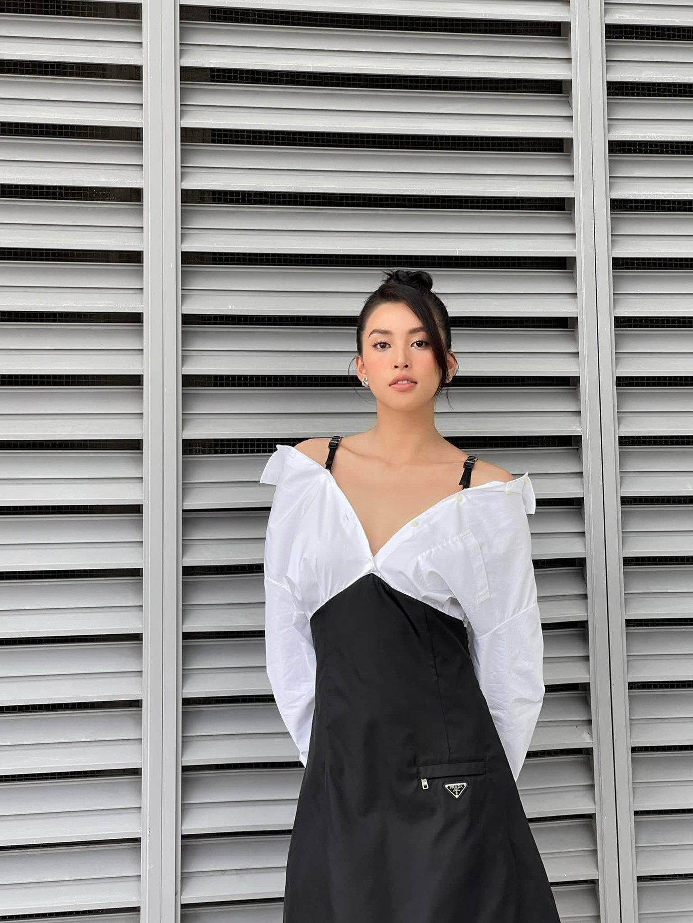 Hoa hậu Tiểu Vy hoá quý cô yêu kiều với set đồ tông màu trắng - đen.