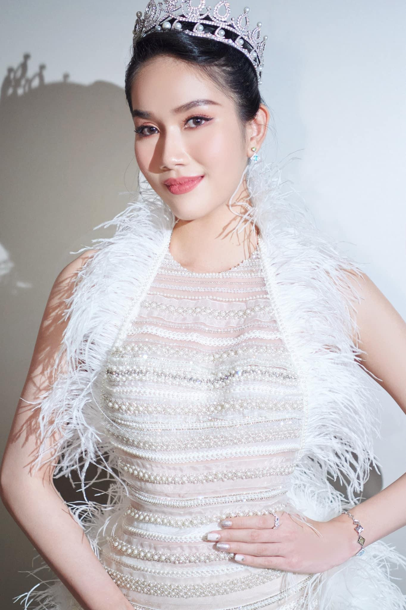 Bộ váy trắng xuyên thấu với chi tiết lông vũ được đính kết khéo léo hai bên sườn mang lại cho Phương Anh vẻ đẹp yêu kiều tựa 'thiên nga trắng'.