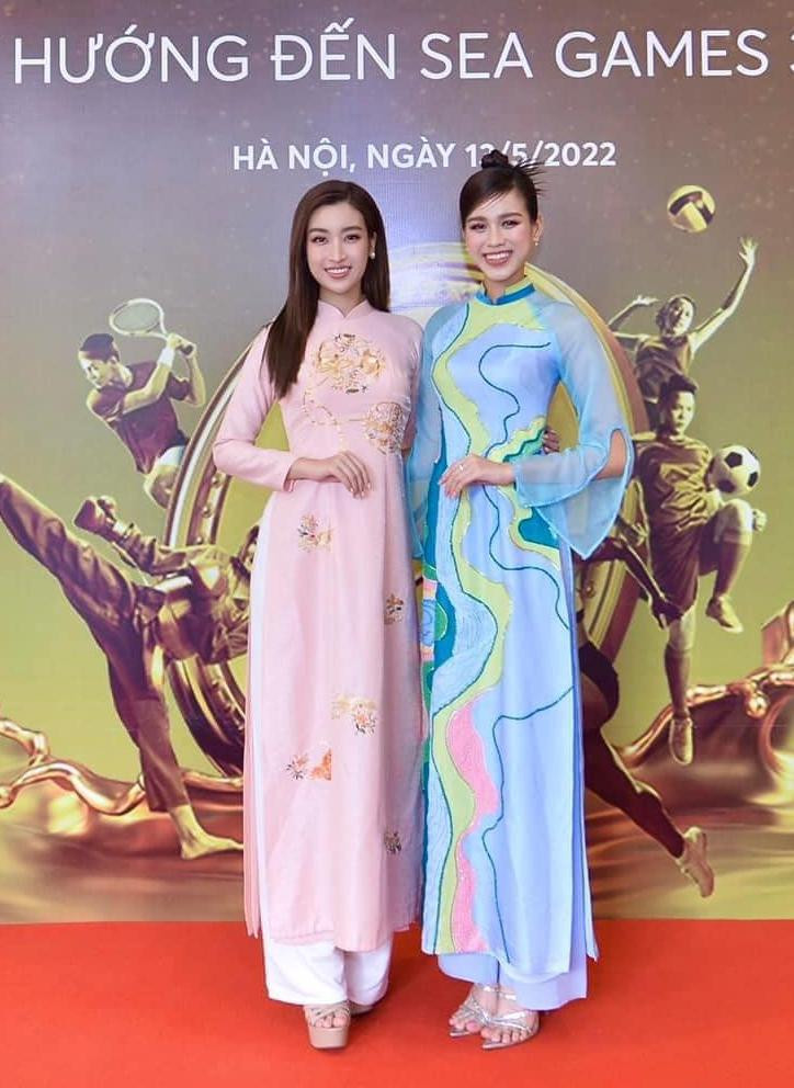 Hai nàng hậu họ Đỗ cùng diện áo dài duyên dáng và nền nã, khoe nhan sắc xinh đẹp trên thảm đỏ của sự kiện. Hai nàng hậu họ Đỗ cùng diện áo dài duyên dáng và nền nã, khoe nhan sắc xinh đẹp trên thảm đỏ của sự kiện.