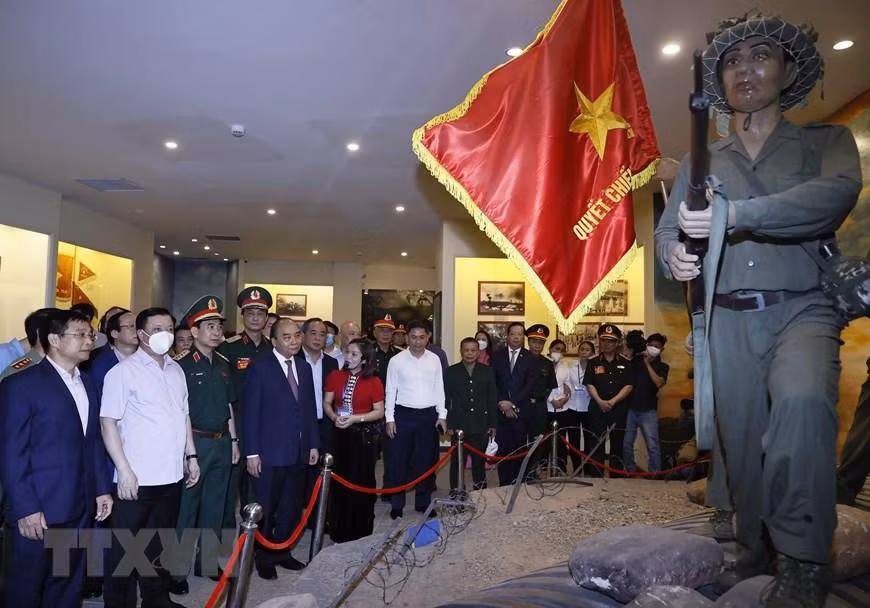 Chủ tịch nước Nguyễn Xuân Phúc thăm Bảo tàng Chiến thắng lịch sử Điện Biên Phủ. (Ảnh: Thống Nhất/TTXVN) Chủ tịch nước Nguyễn Xuân Phúc thăm Bảo tàng Chiến thắng lịch sử Điện Biên Phủ. (Ảnh: Thống Nhất/TTXVN)