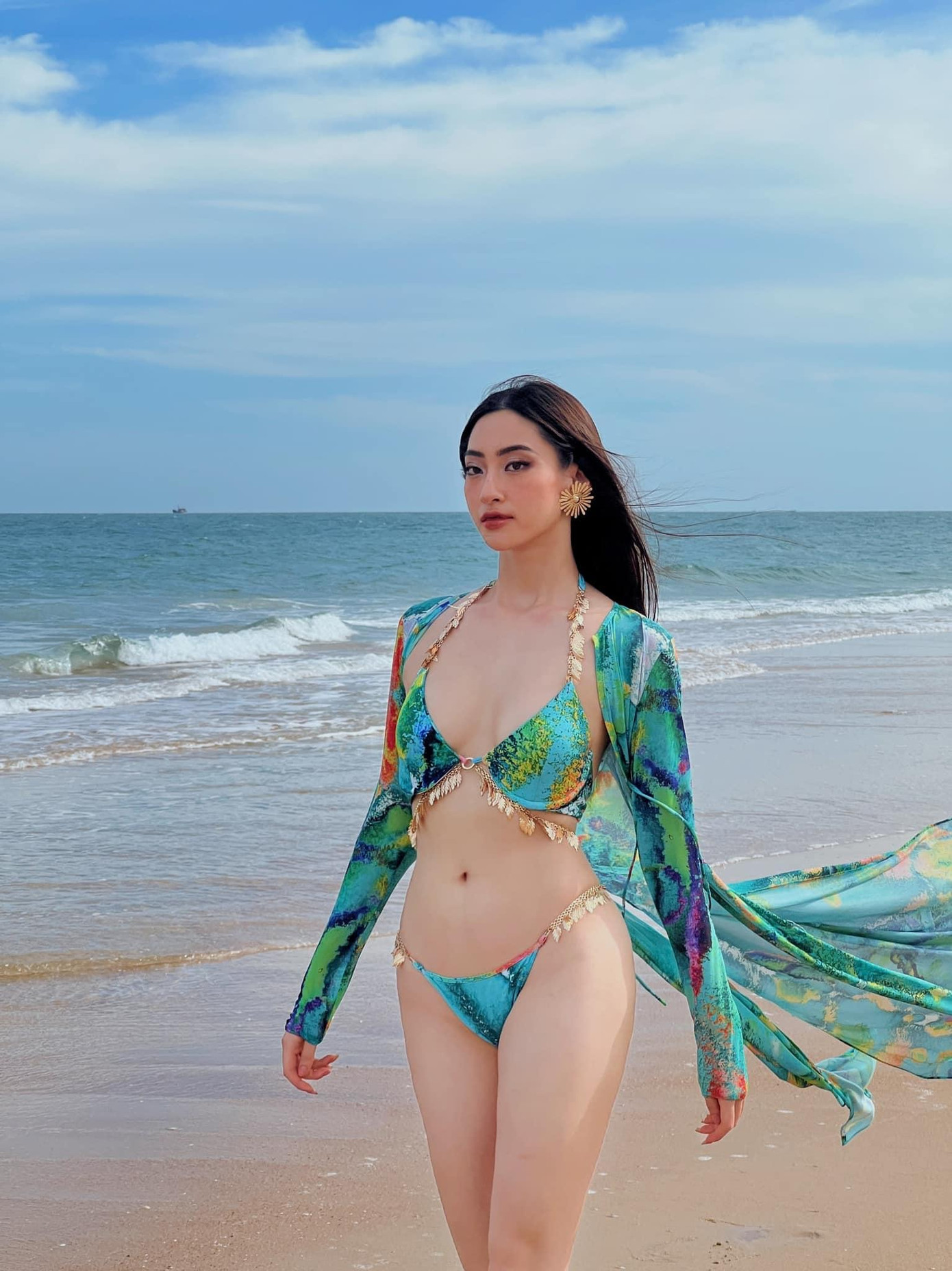 Trên trang cá nhân, Hoa hậu Lương Thuỳ Linh khiến fans trầm trồ khi diện bộ bikini hoạ tiết bay bổng, khoe vóc dáng 'đồng hồ cát' cực kỳ nóng bỏng trên biển.