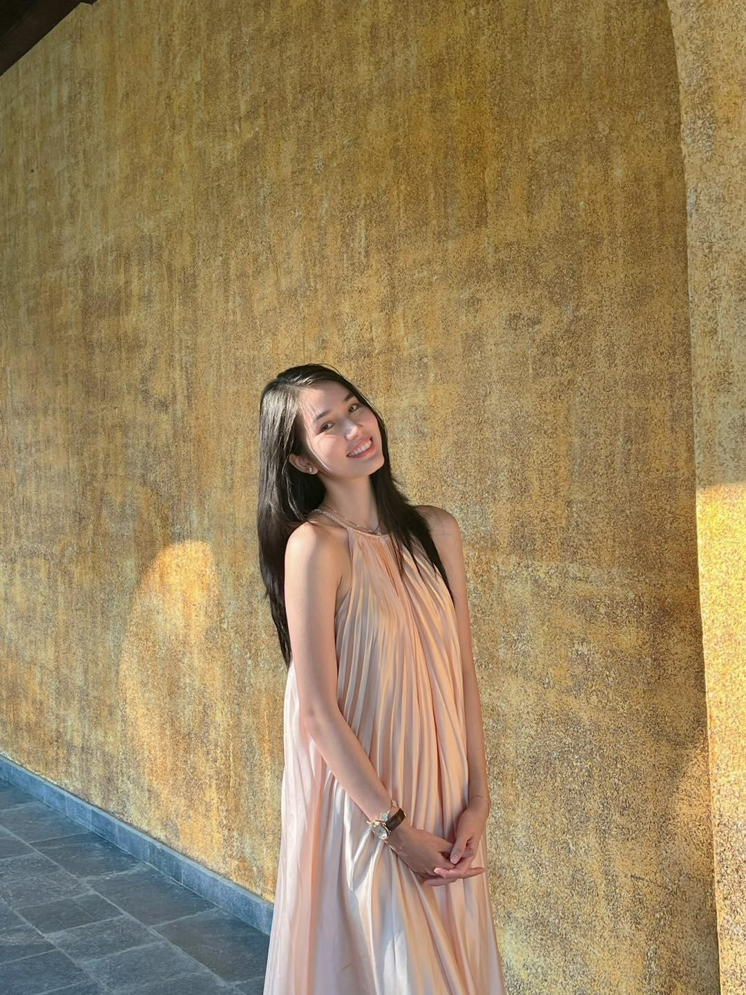 Á hậu Phương Anh khoe vai trần nuột nà với váy yếm.