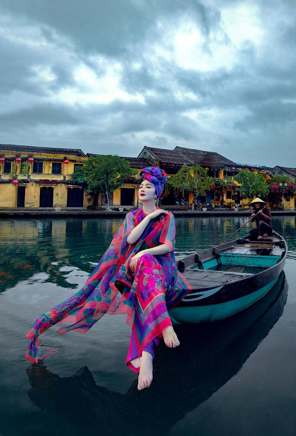 Giáng My khoe nhan sắc đậm chất liêu trai khi đi thuyền trên sông Hoài.