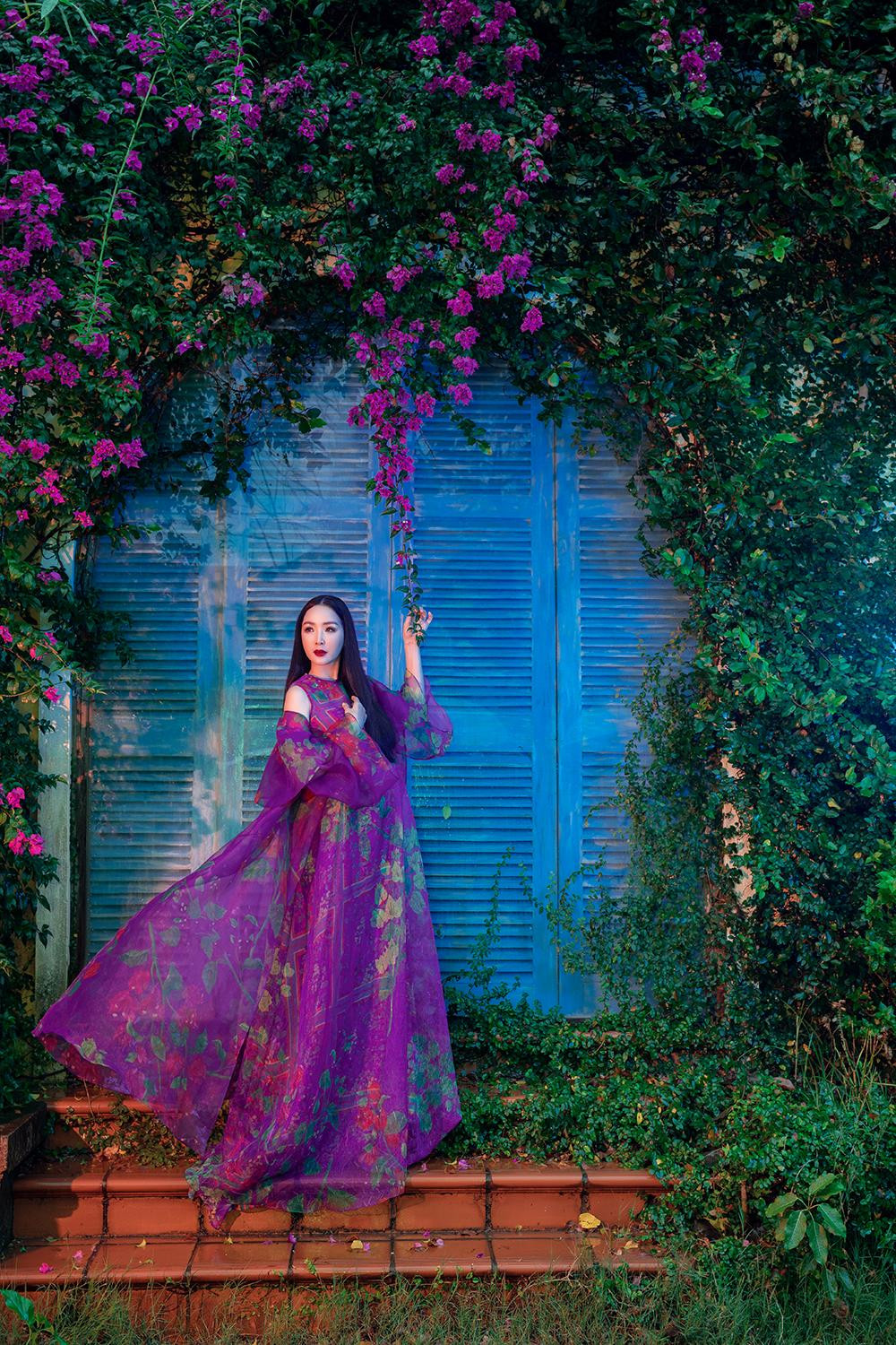 Giáng My khoe nhan sắc lộng lẫy bên hoa giấy - một loài hoa đặc trưng của Hội An.