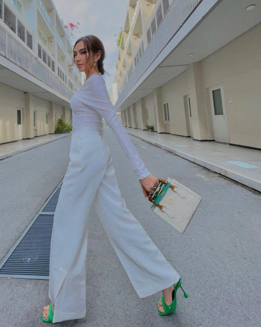 Hoa hậu Hoà bình quốc tế 2021 khoe đôi chân thon dài quyến rũ trên phố.