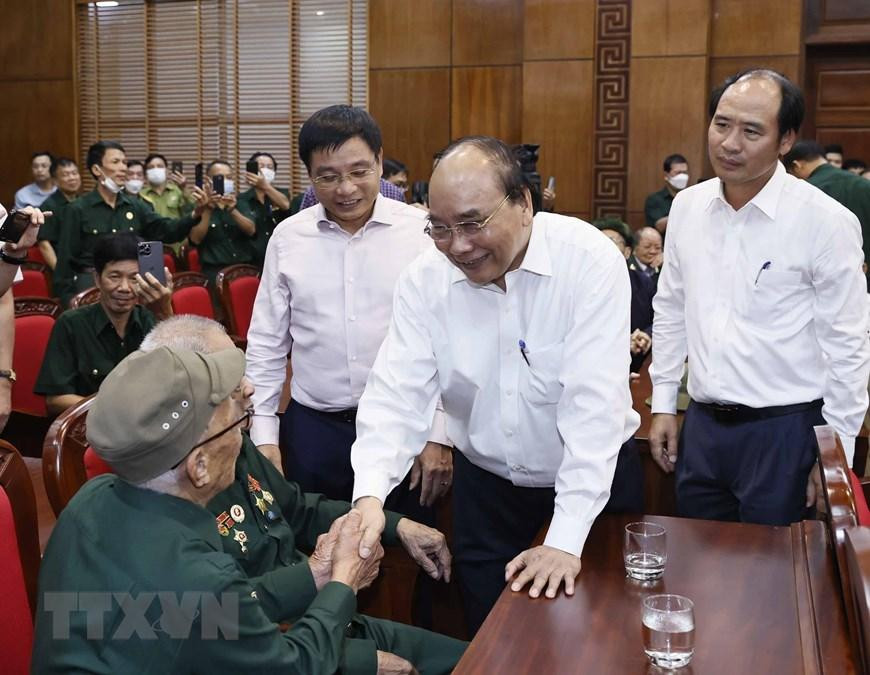 Chủ tịch nước Nguyễn Xuân Phúc thăm hỏi cựu chiến sỹ Điện Biên. (Ảnh: Thống Nhất/TTXVN) Chủ tịch nước Nguyễn Xuân Phúc thăm hỏi cựu chiến sỹ Điện Biên. (Ảnh: Thống Nhất/TTXVN)