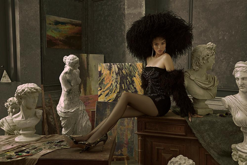 Hoa hậu Kỳ Duyên khoe vóc dáng nóng bỏng với bộ váy sequin cúp ngực màu đen phối cùng phụ kiện mũ và găng tay chất liệu lông vũ ấn tượng.