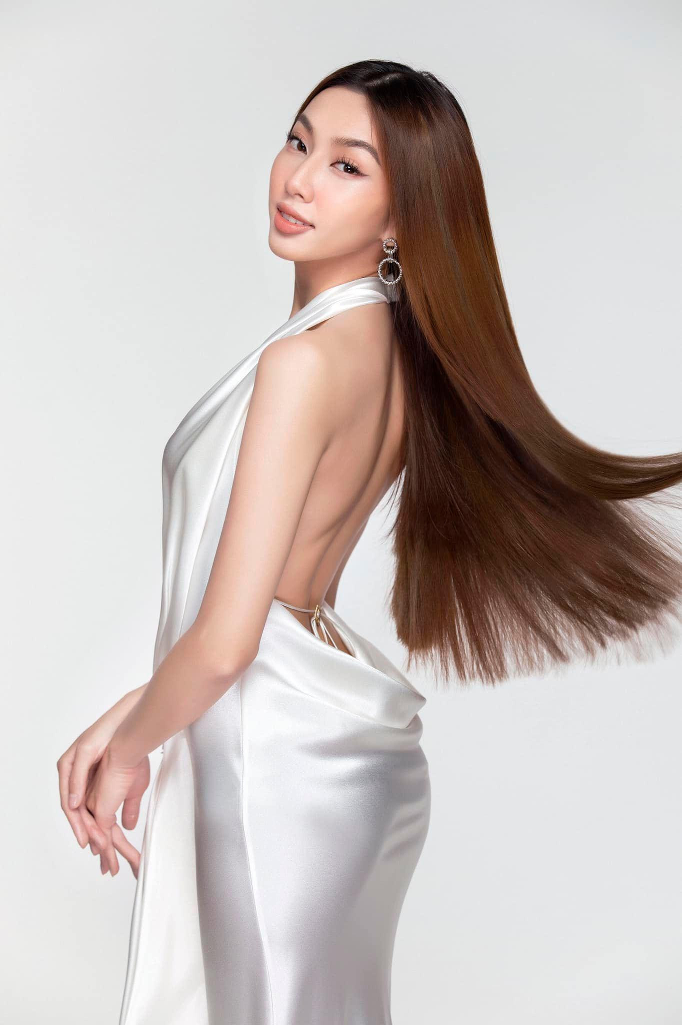 Sở hữu hình thể nuột nà và quyến rũ nên dàn Hoa hậu đình đám của showbiz không ngần ngại những thiết kế cắt xẻ táo bạo. Vốn được mệnh danh là Miss Cut-out nên Hoa hậu Thùy Tiên thường xuyên mặc những bộ váy có khoảng hở táo bạo để khoe lưng trần nuột nà. Sở hữu hình thể nuột nà và quyến rũ nên dàn Hoa hậu đình đám của showbiz không ngần ngại những thiết kế cắt xẻ táo bạo. Vốn được mệnh danh là Miss Cut-out nên Hoa hậu Thùy Tiên thường xuyên mặc những bộ váy có khoảng hở táo bạo để khoe lưng trần nuột nà.