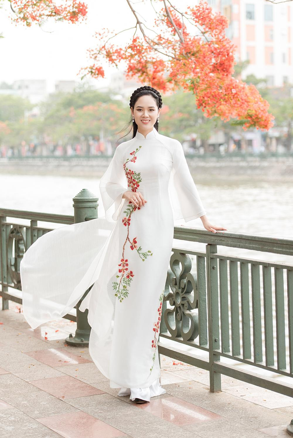 Mai Phương đăng quang Hoa hậu Việt Nam 2002 nhưng chọn cuộc sống bình yên tại Hải Phòng và gần như không tham gia các hoạt động nghệ thuật. Ở tuổi 37, cô có gia đình viên mãn với ông xã - Thượng tá Nguyễn Bình Khánh – và hai con trai kháu khỉnh.