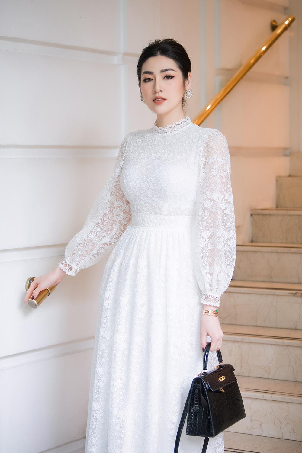 Trái ngược với vẻ sexy của Huyền My, Á hậu Tú Anh lại kín đáo với bộ váy ren trắng.