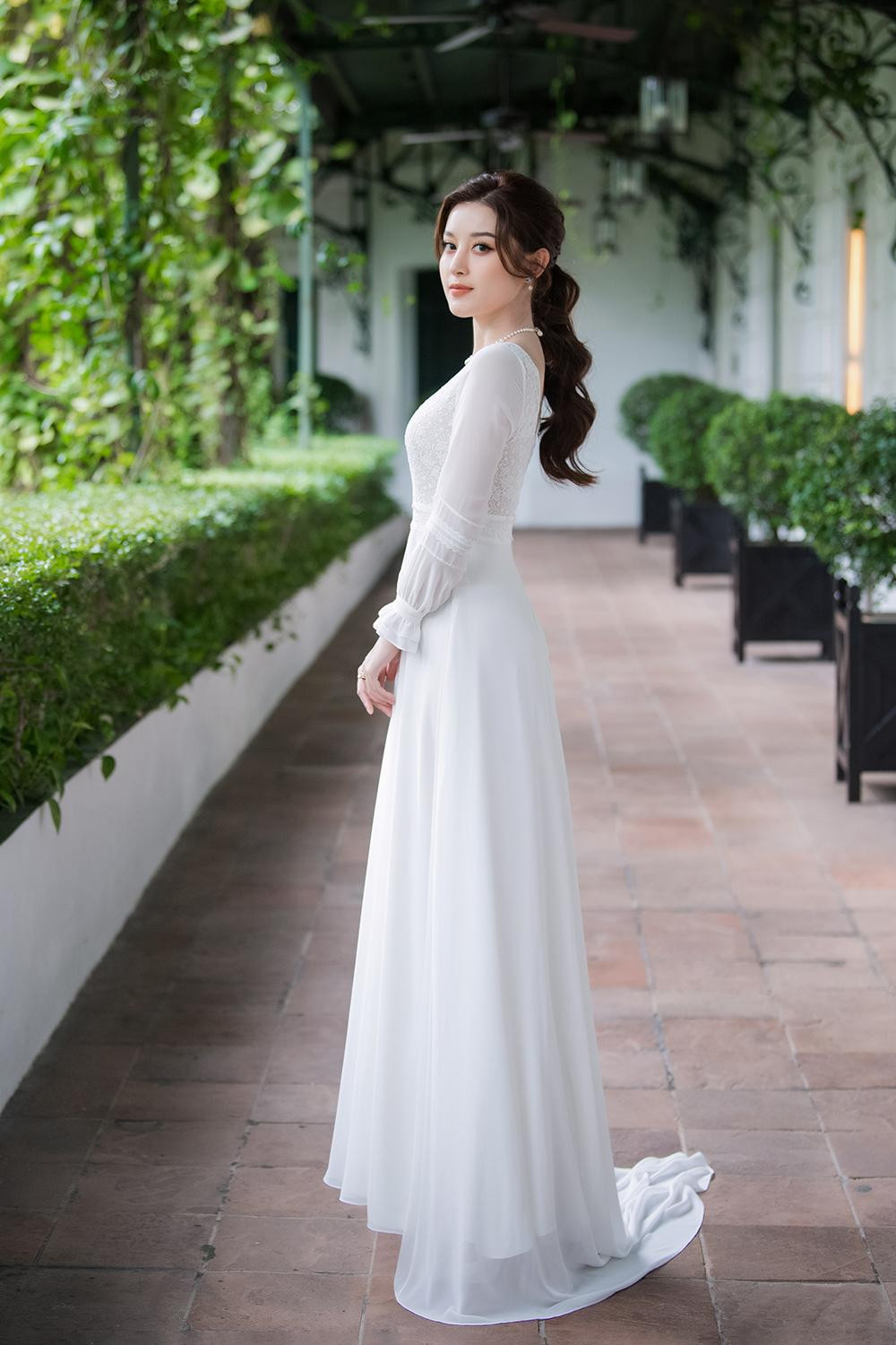 Người đẹp gốc Hà thành chọn kiểu tóc buộc đuôi ngựa kiêu sa, thanh lịch.