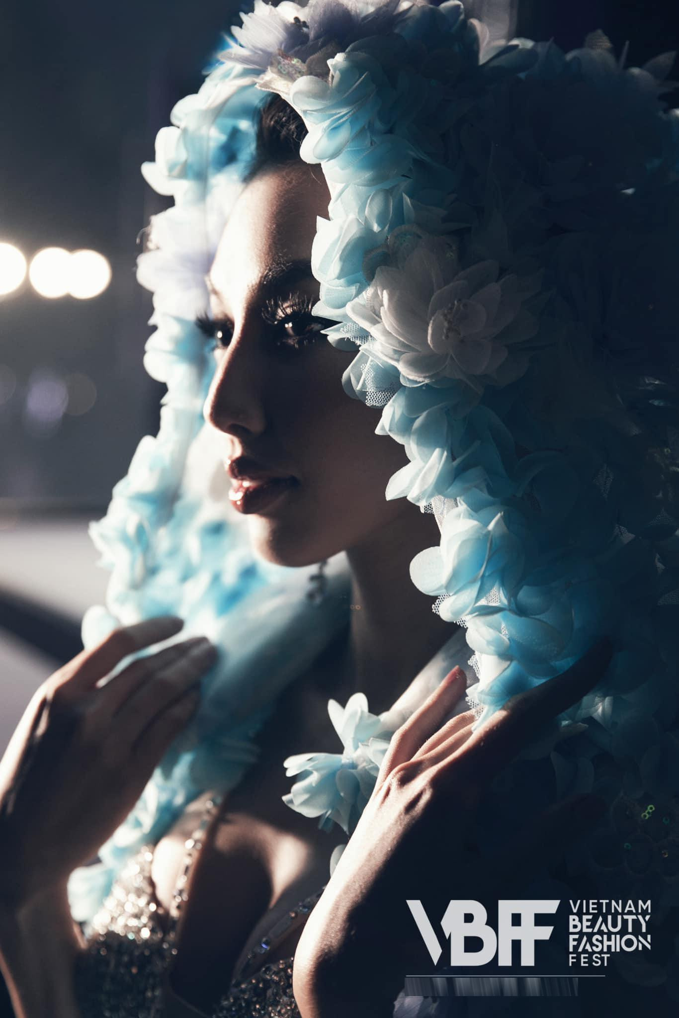 Diện thiết kế cực cầu kỳ và lộng lẫy, Hoa hậu Hoà bình Quốc tế 2021 đẹp tựa 'nữ thần' trong truyện cổ tích. Diện thiết kế cực cầu kỳ và lộng lẫy, Hoa hậu Hoà bình Quốc tế 2021 đẹp tựa 'nữ thần' trong truyện cổ tích.