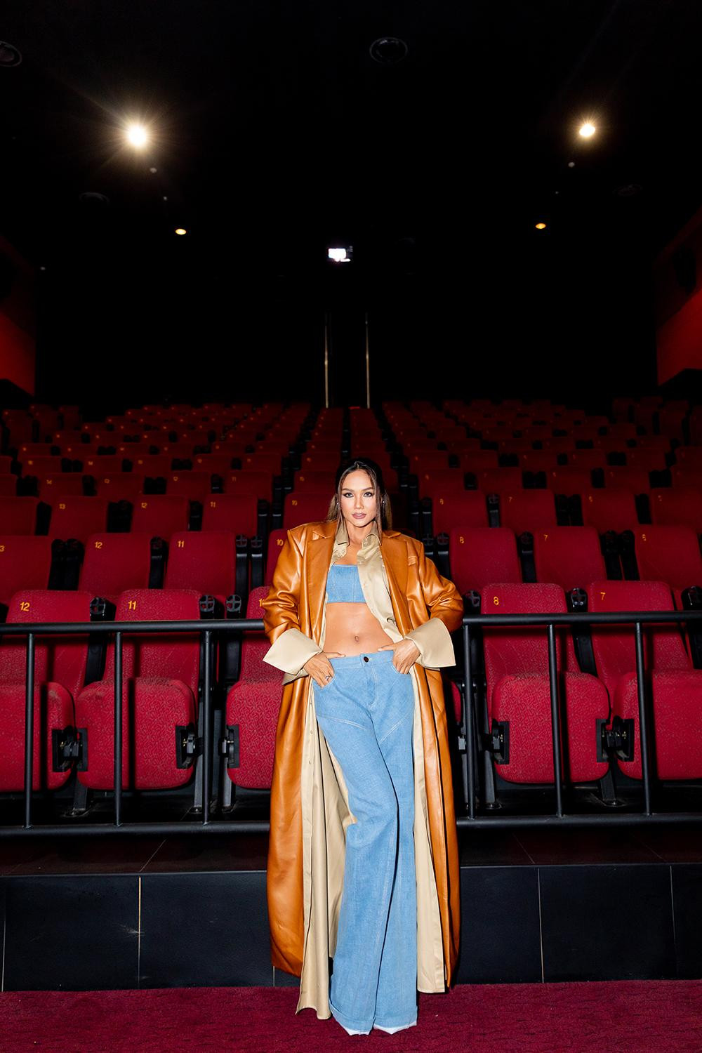 Cơ bụng săn chắc của Top 5 Miss Universe 2018 khiến fans trầm trồ ngưỡng mộ.