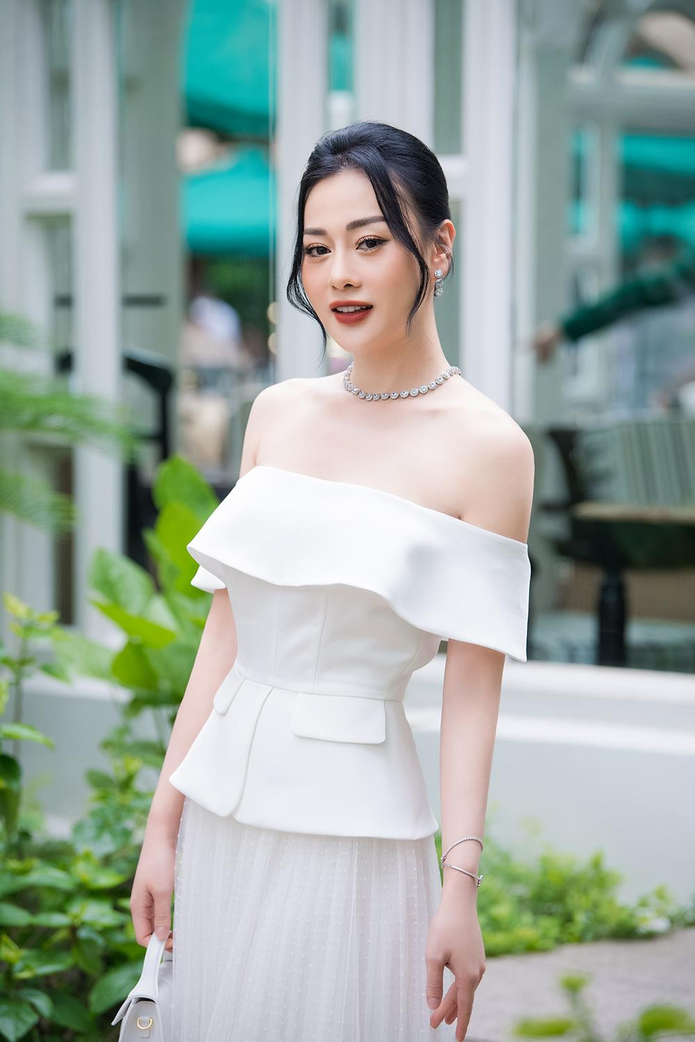 Phương Oanh khoe vai trần gợi cảm trong bộ váy trễ vai.