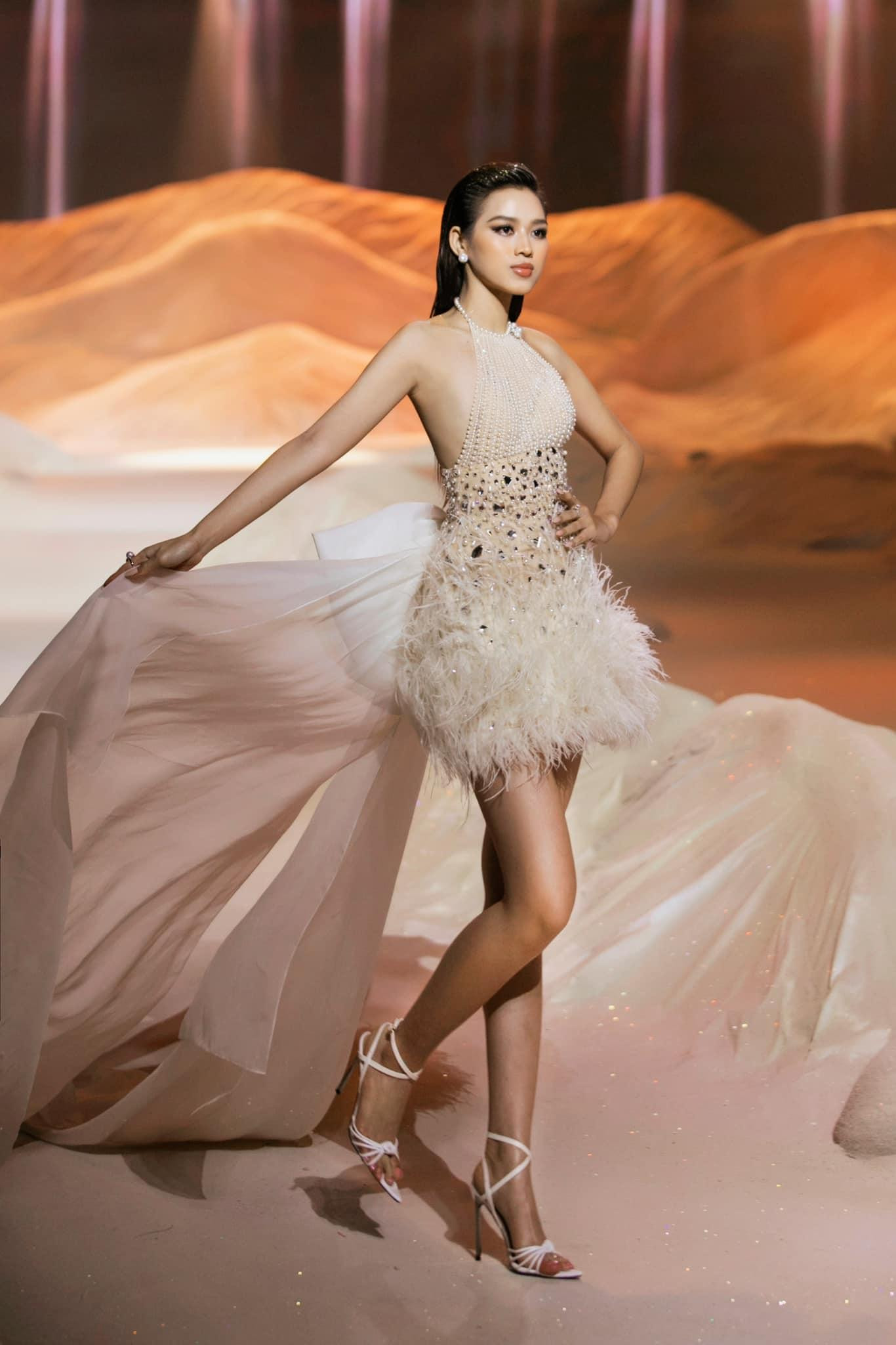 Top 13 Miss World 2021 khoe trọn đôi chân 1m1 thẳng tắp khiến fans ngưỡng mộ. Top 13 Miss World 2021 khoe trọn đôi chân 1m1 thẳng tắp khiến fans ngưỡng mộ.