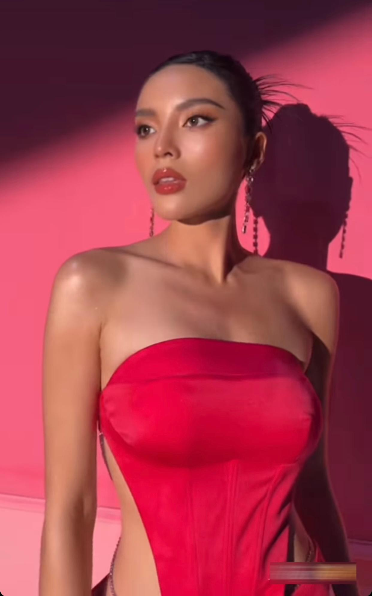 Hoa hậu Việt Nam 2014 sở hữu nhan sắc ngày càng cá tính và nóng bỏng.