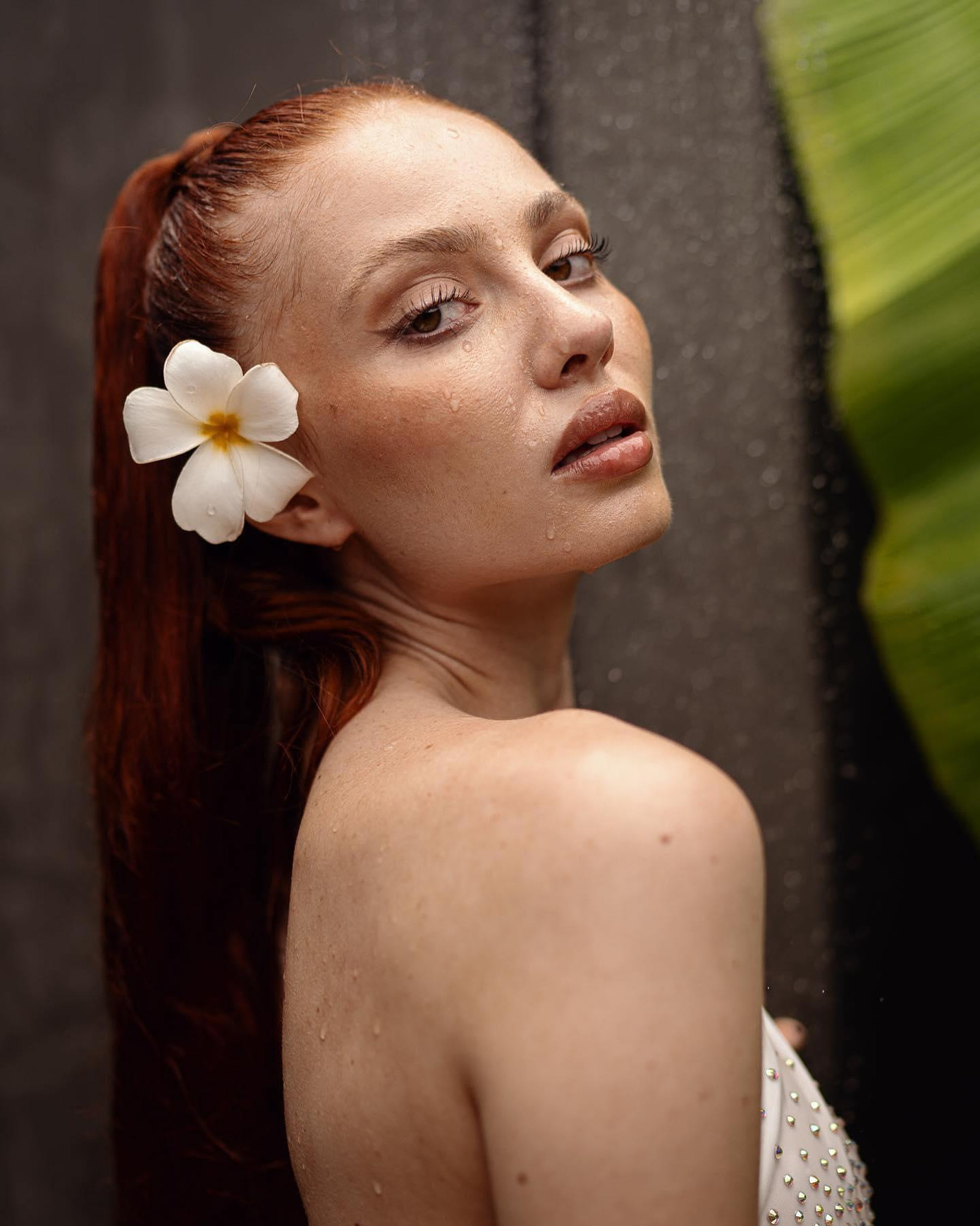 Nhờ kỹ năng làm mẫu lâu năm, Adela Maderycova có khả năng biểu cảm ấn tượng trước ống kính. Nhờ kỹ năng làm mẫu lâu năm, Adela Maderycova có khả năng biểu cảm ấn tượng trước ống kính.