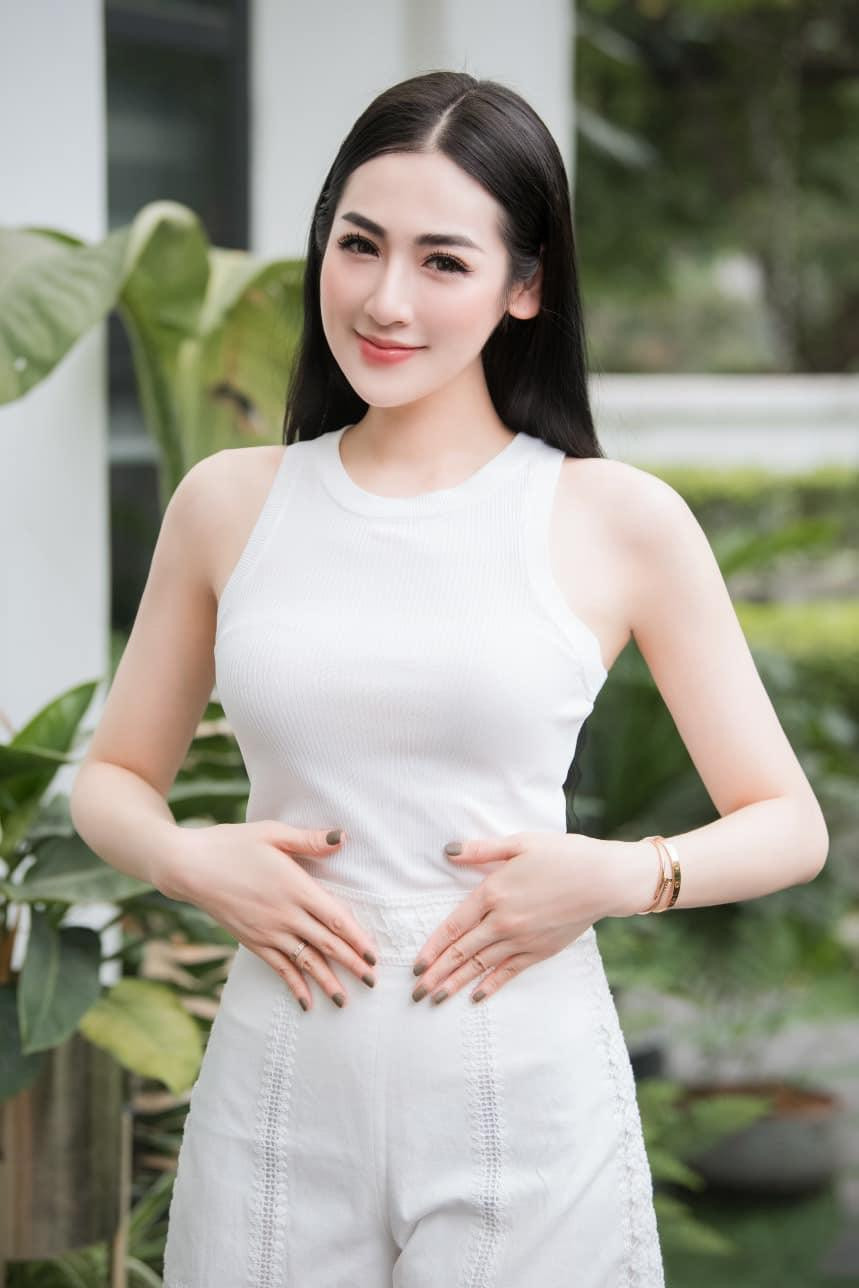 Á hậu Tú Anh khoe vóc dáng ngày càng thon gọn với cả 'cây trắng'. Á hậu Tú Anh khoe vóc dáng ngày càng thon gọn với cả 'cây trắng'.