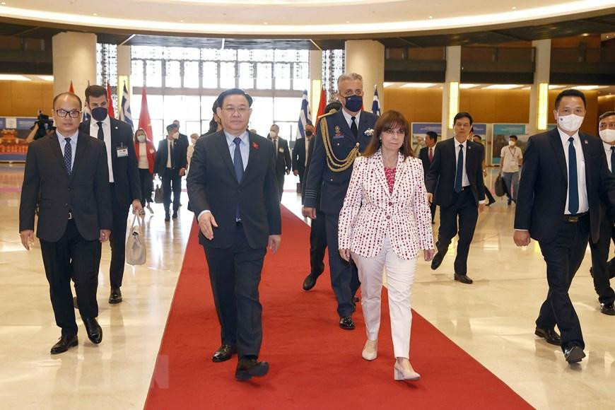 Chủ tịch Quốc hội Vương Đình Huệ đón Tổng thống Hy Lạp Katerina Sakellaropoulou. (Ảnh: Doãn Tấn/TTXVN) Chủ tịch Quốc hội Vương Đình Huệ đón Tổng thống Hy Lạp Katerina Sakellaropoulou. (Ảnh: Doãn Tấn/TTXVN)