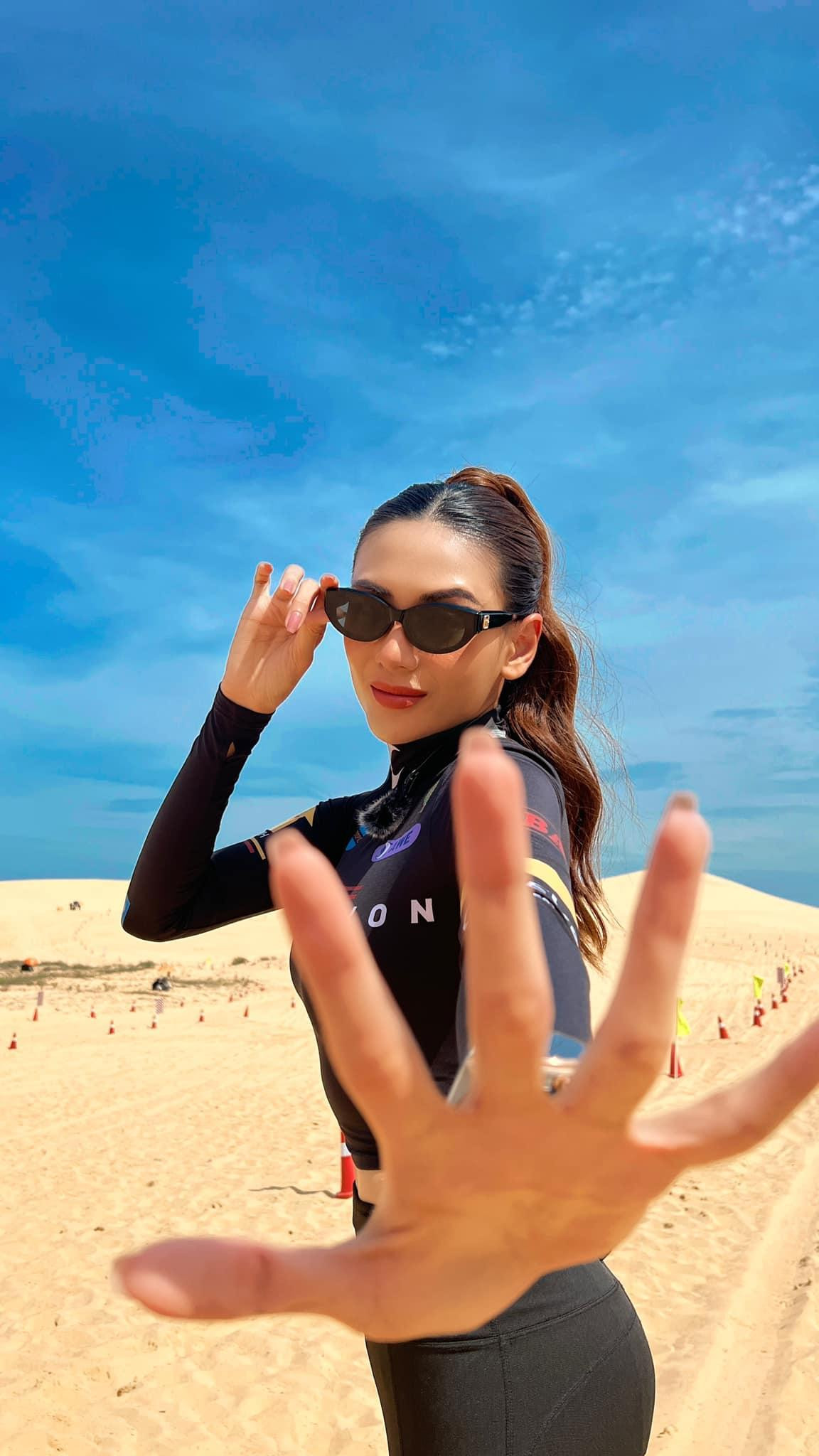 Á hậu Võ Hoàng Yến khoe vẻ cá tính với set đồ mang phong cách thể thao.