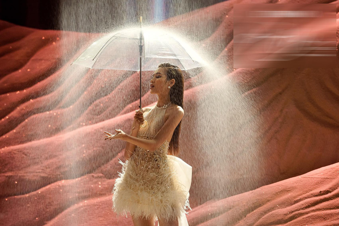 Người đẹp xứ Thanh đã có một màn xuất hiện đặc biệt dưới cơn mưa cát nhân tạo khiến khán giả trầm trồ. Người đẹp xứ Thanh đã có một màn xuất hiện đặc biệt dưới cơn mưa cát nhân tạo khiến khán giả trầm trồ.