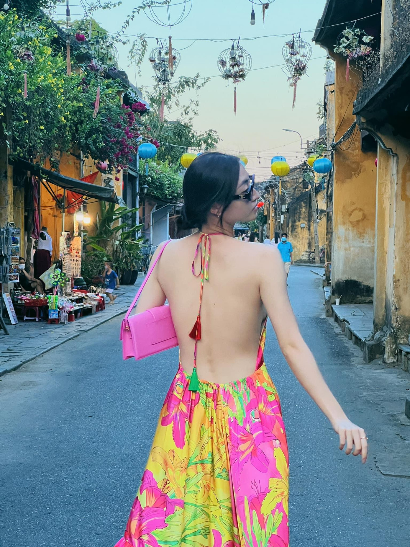 Người đẹp nổi bật khi đi dạo trên phố cổ Hội An nhờ tấm lưng trần quyến rũ. Người đẹp nổi bật khi đi dạo trên phố cổ Hội An nhờ tấm lưng trần quyến rũ.