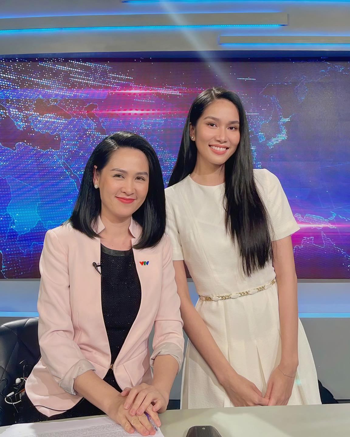 Phương Anh khoe dáng bên BTV Thúy Hằng.