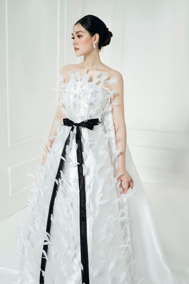 Thiết kế mang lại cho Á hậu 2 của Miss World Vietnam 2019 vẻ ngoài lộng lẫy, kiêu kỳ như một nàng 'thiên nga trắng'. Thiết kế mang lại cho Á hậu 2 của Miss World Vietnam 2019 vẻ ngoài lộng lẫy, kiêu kỳ như một nàng 'thiên nga trắng'.