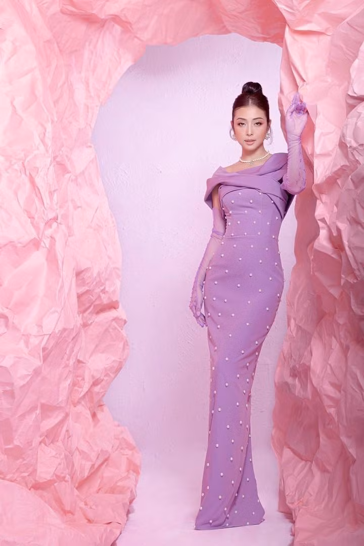Mặc dù bận rộn nhưng người đẹp luôn dành thời gian dành cho gia đình. Cô và ông xã cùng các con thường xuyên đi du lịch, nghỉ dưỡng tại những nơi sang trọng, đẳng cấp.